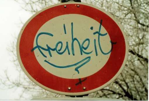Em algum lugar da Alemanha, a palavra “liberdade” escrita em uma placa de contramão